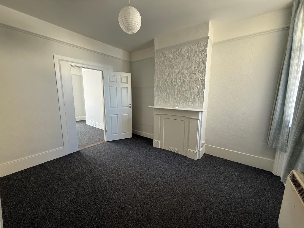 Lot: 34 - PAIR OF VACANT FLATS - Flat 1 bedroom
